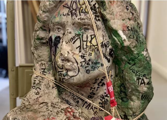 Busto de Jim Morrison recuperado por la policía francesa este 10 de mayo de 2025.  Direction de la Police Judiciaire de la Préfecture de Police.