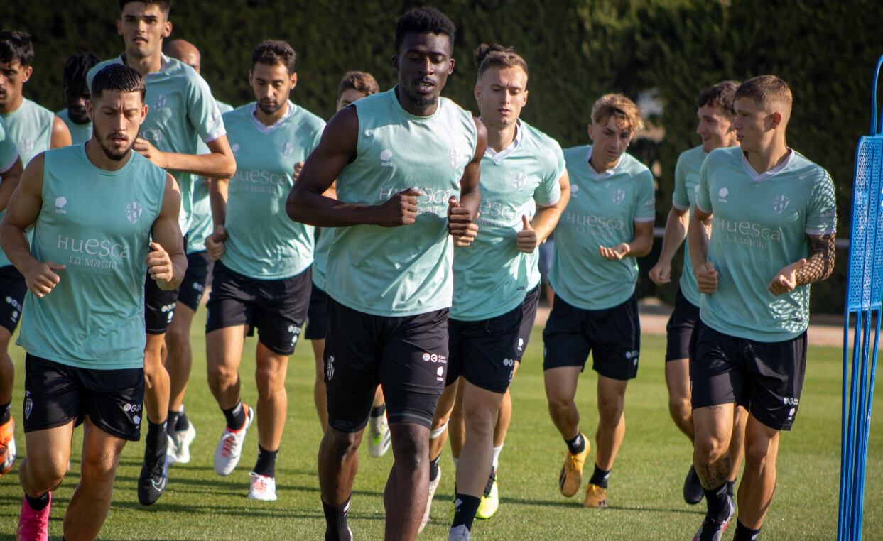 Kanté, en primer término, en un entrenamiento de la SD Huesca