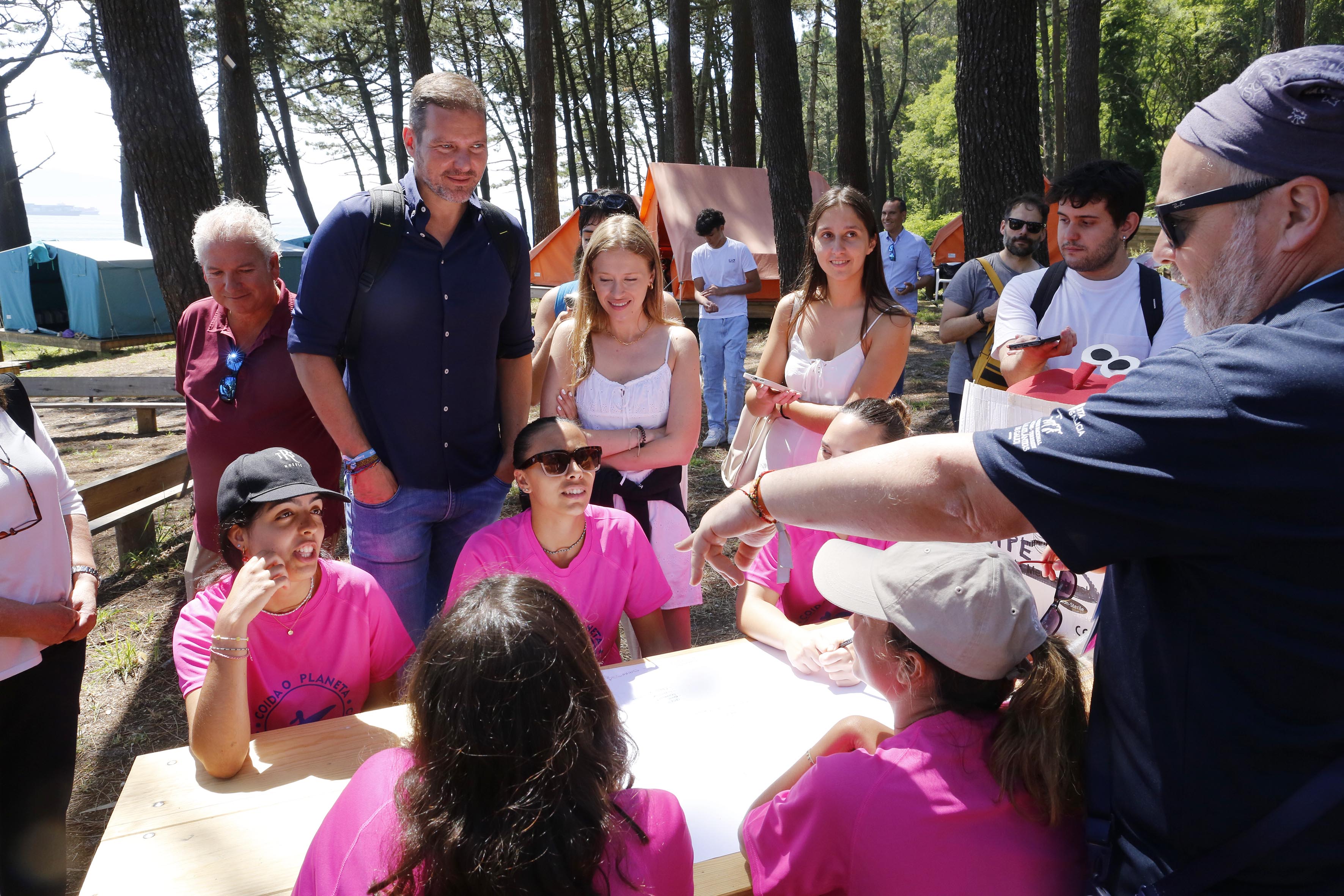 El Conselleiro de Cultura y los voluntarios en las Islas Cíes