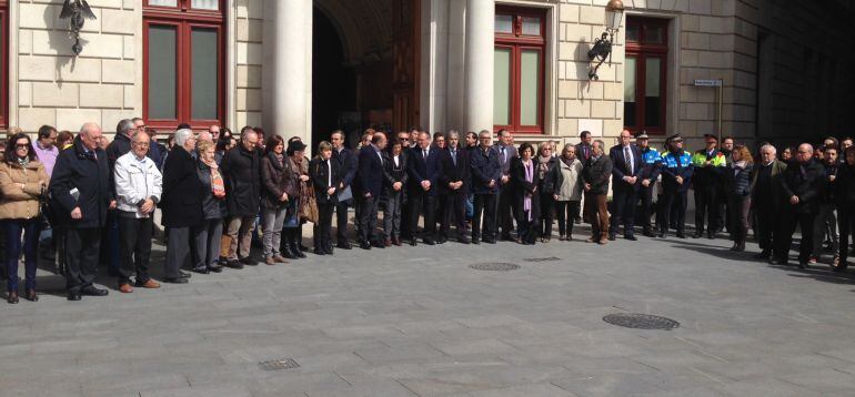 200 persones s'han concentrat a les portes de l'Ajuntament.