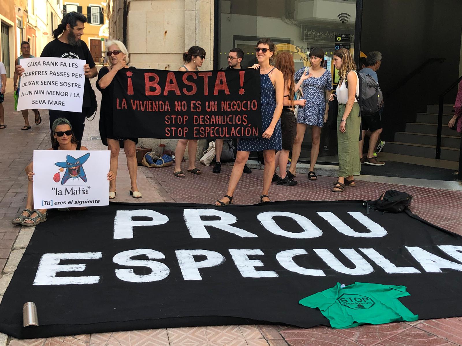 La gent que es va mobilitzar entén que la seva pressió va obligar a rectificar al banc que ara ha posat una excusa inversemblant per ajornar el desnonament.