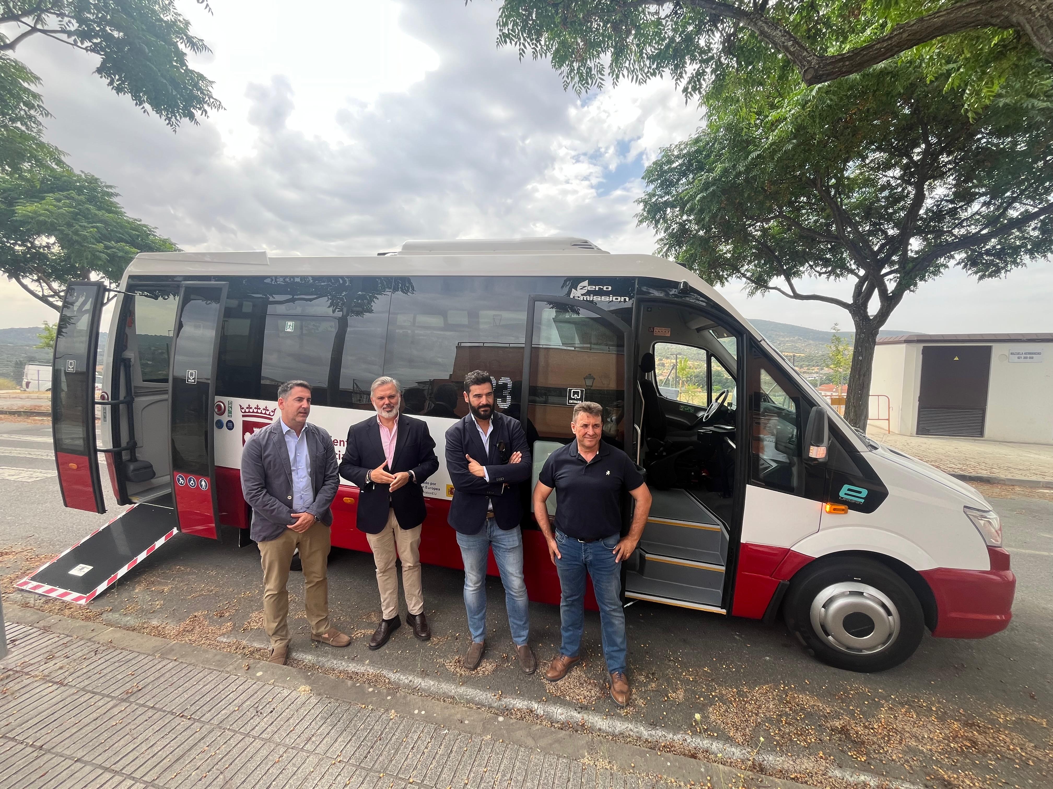 La comitiva del Ayuntamiento junto con la cooperativa de autobuses posan delante del nuevo vehículo