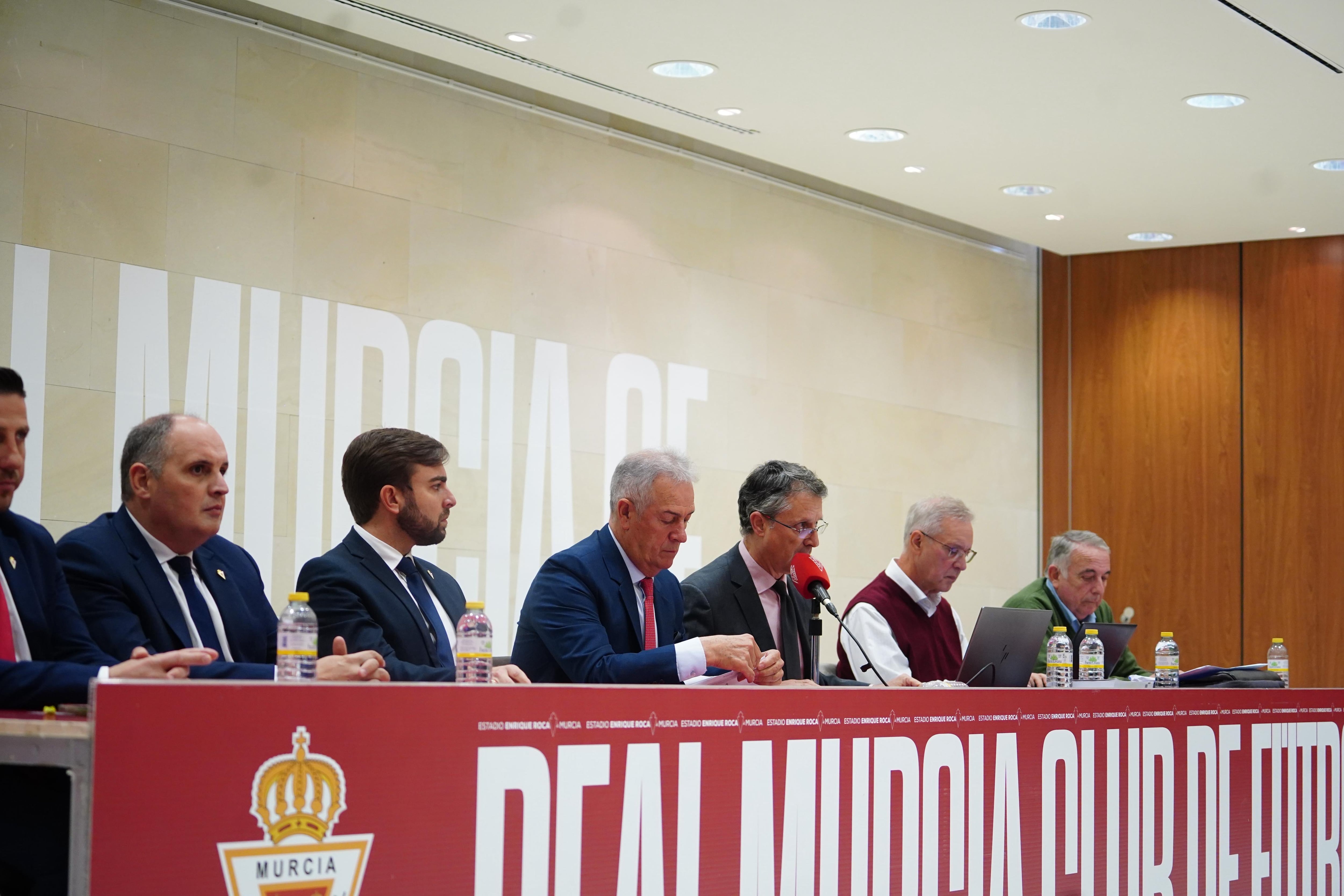 Felipe Moreno preside una Junta de Accionistas del Real Murcia.