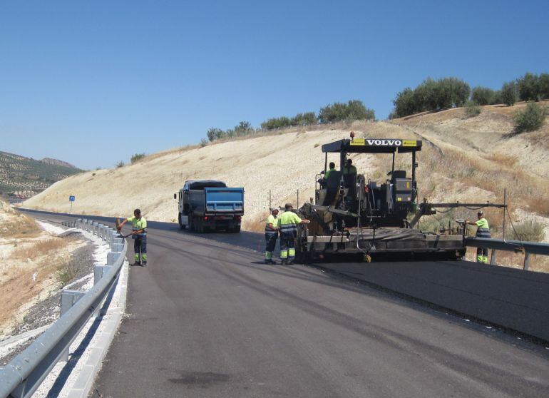Obras en una carretera de la provincia