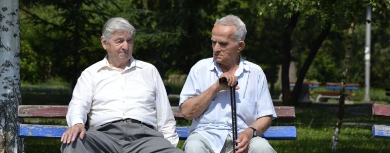 Ancianos sentados en un banco