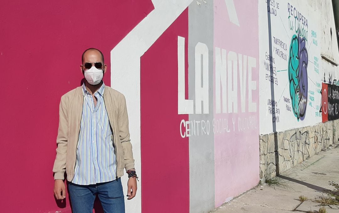 Mario Salazar en la puerta del centro social y cultural La Nave