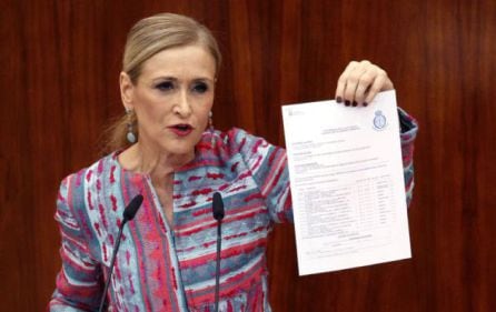 Cifuentes exhibe documentación de su máster en la Asamblea