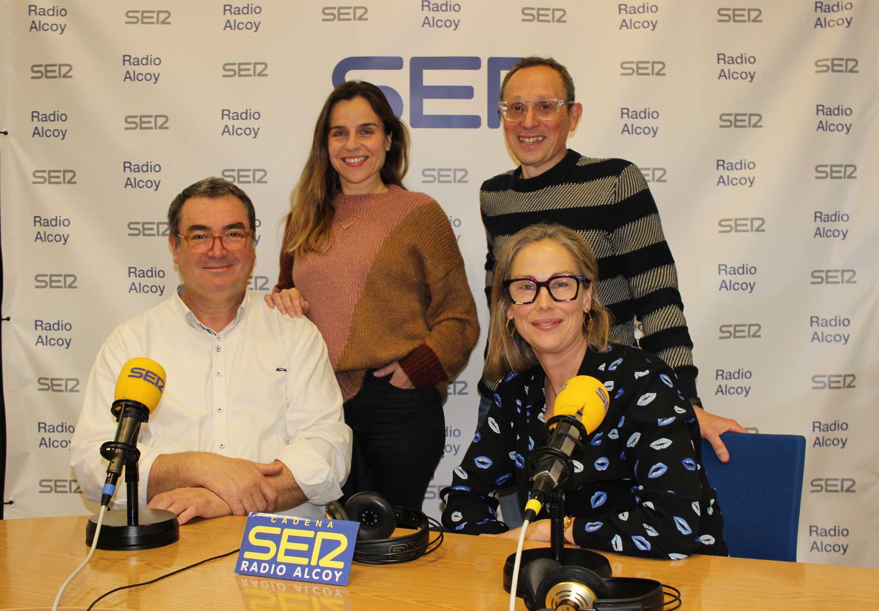 Jesús Martínez, Patricia García, Rosa Martí i Vicent Moll, en l'estudi central de Radio Alcoy