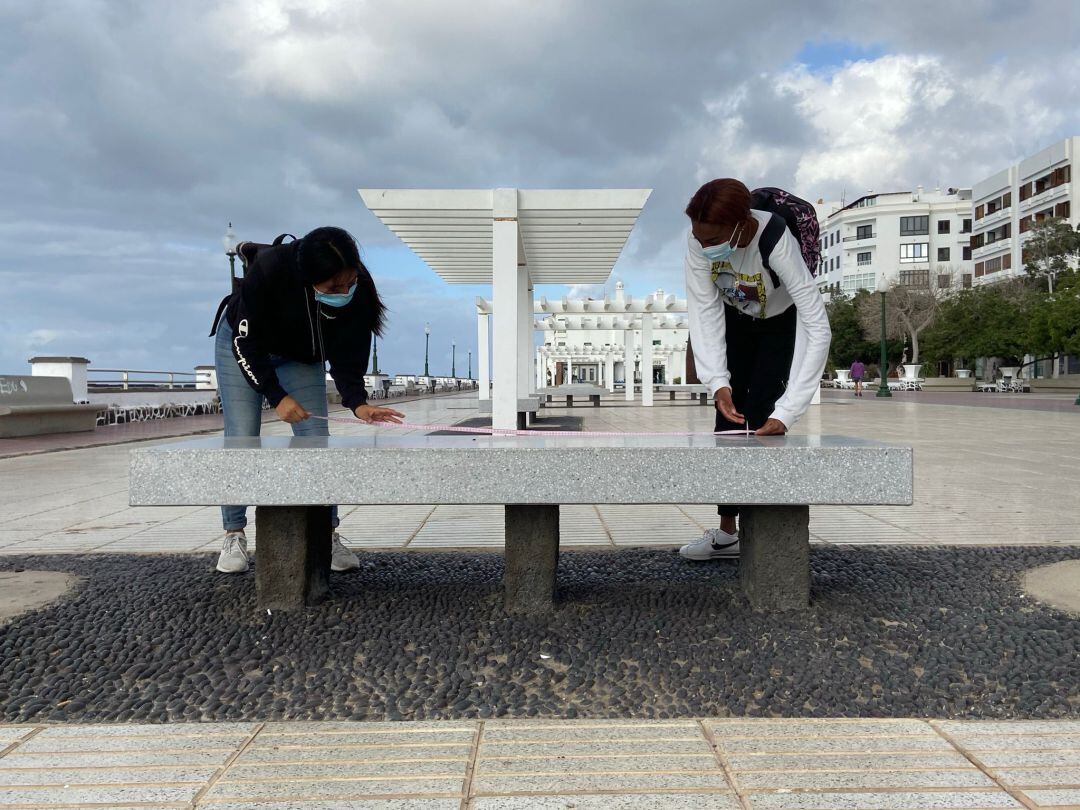 Alumnos de Bachillerato del IES Las Maretas tomando medidas en la capital de Lanzarote para el proyecto Geocity.