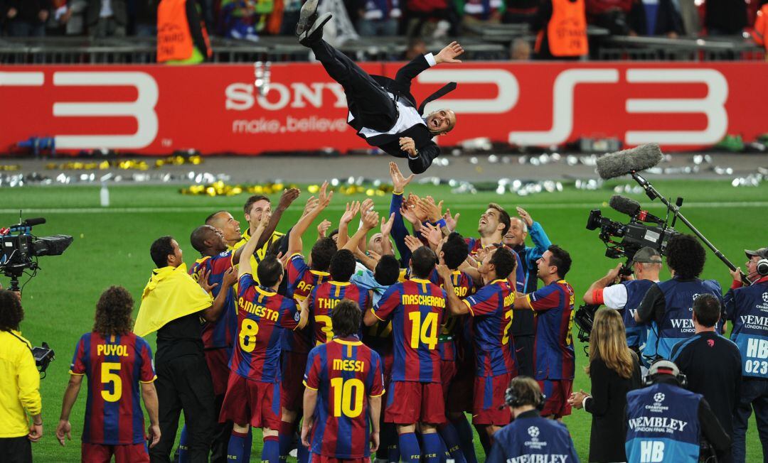 Los jugadores del Barcelona mantean a Guardiola tras ganar la Champions League en 2011