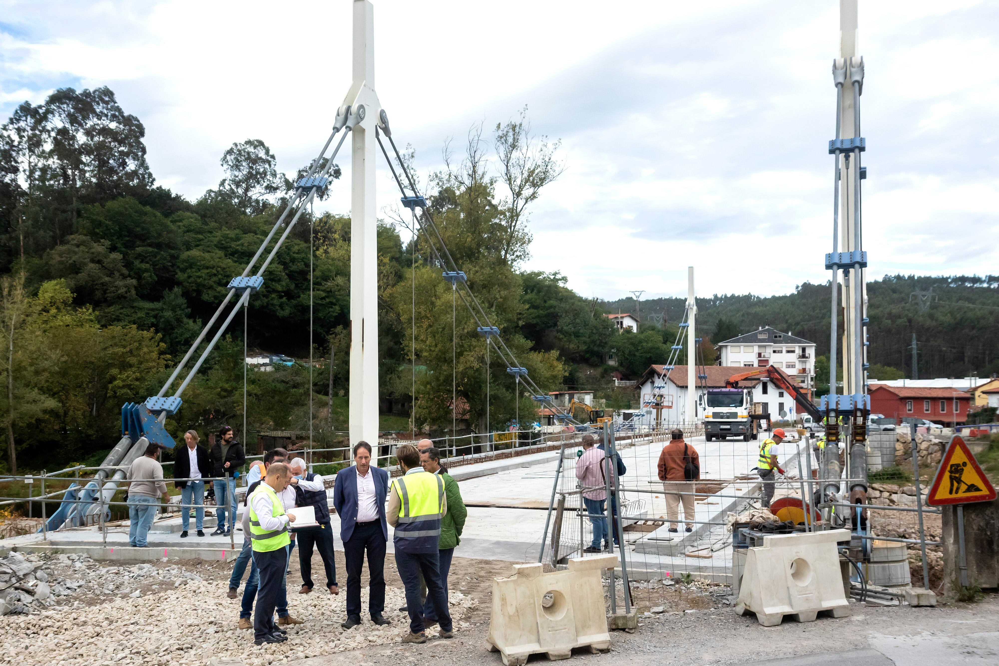 El consejero de Obras Públicas, Ordenación del Territorio y Urbanismo, José Luis Gochicoa, visita las obras del puente de Virgen de la Peña.