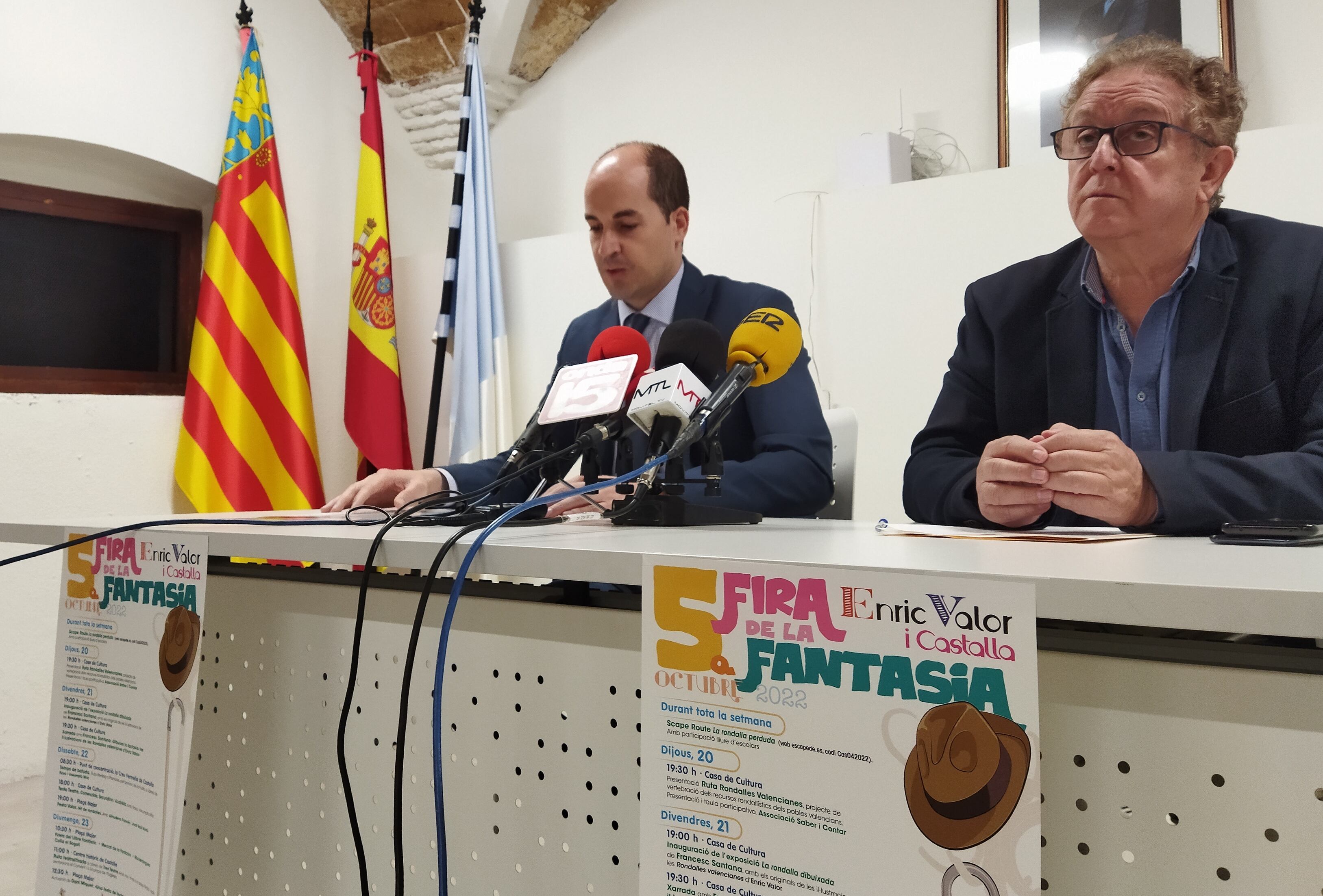 Saúl Mira, edil de Cultura, y Antonio Bernabeu, alcalde de Castalla han presentado la 5a Fira de la Fantasia.