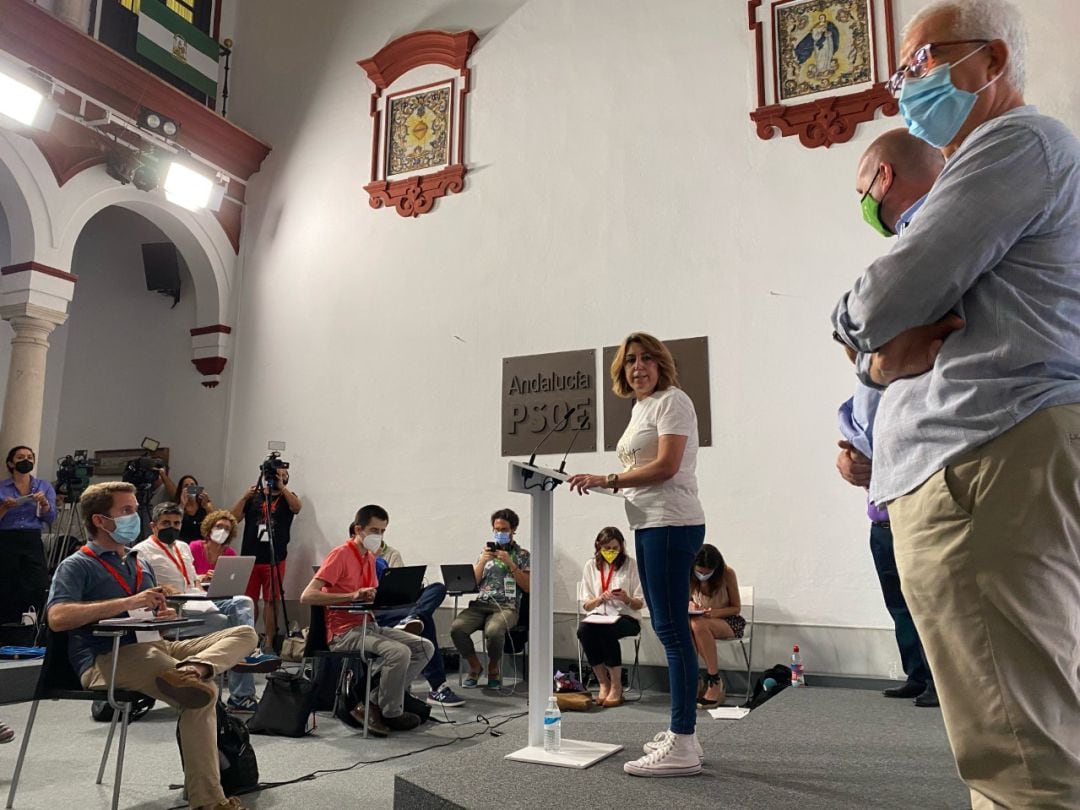 La secretaria general del PSOE-A en su comparecencia ante los periodistas en la sede de la calle San Vicente