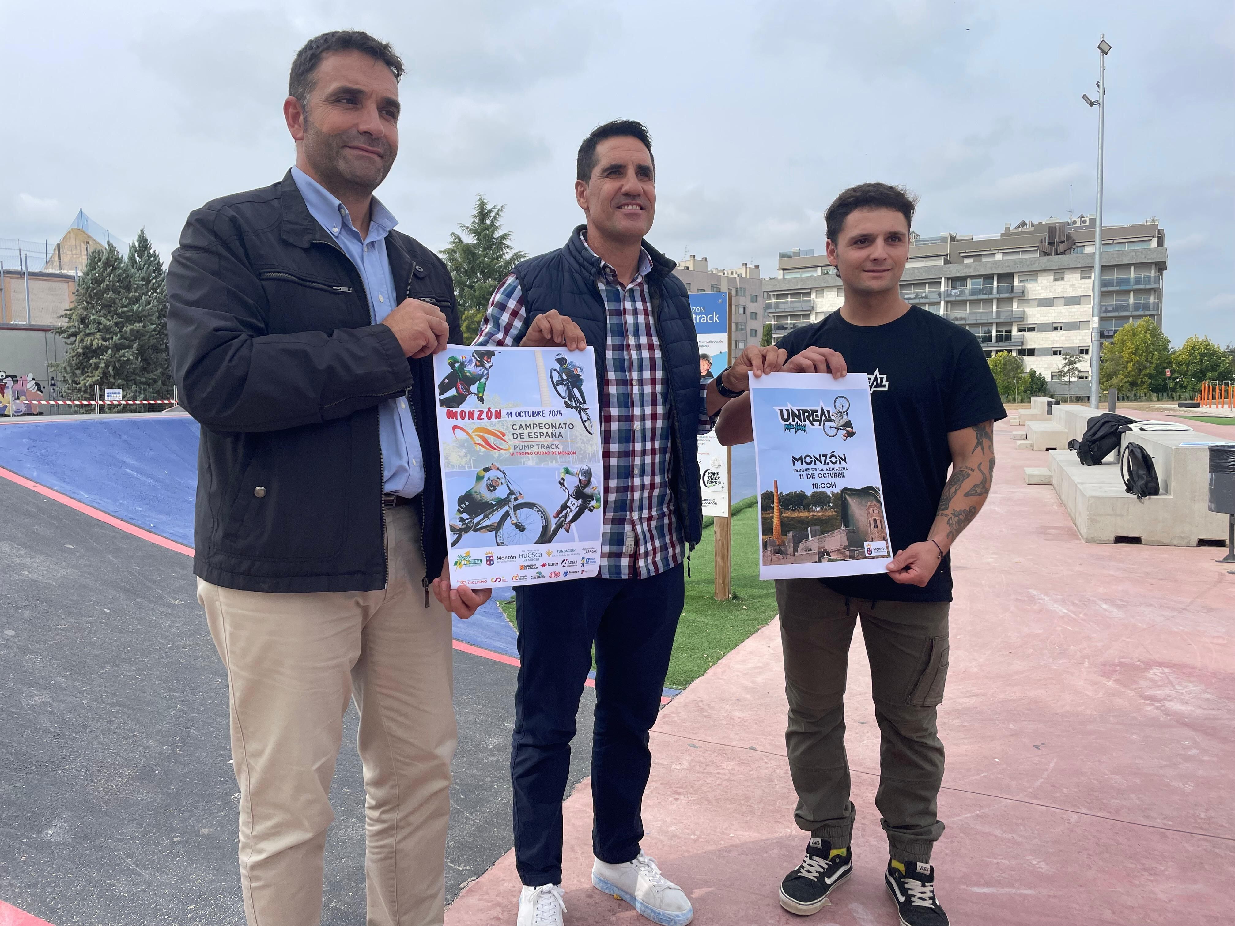 Eliseo Martín con  Marcos Barranco e  Ignasi Pascual. Foto: Ayto de Monzón