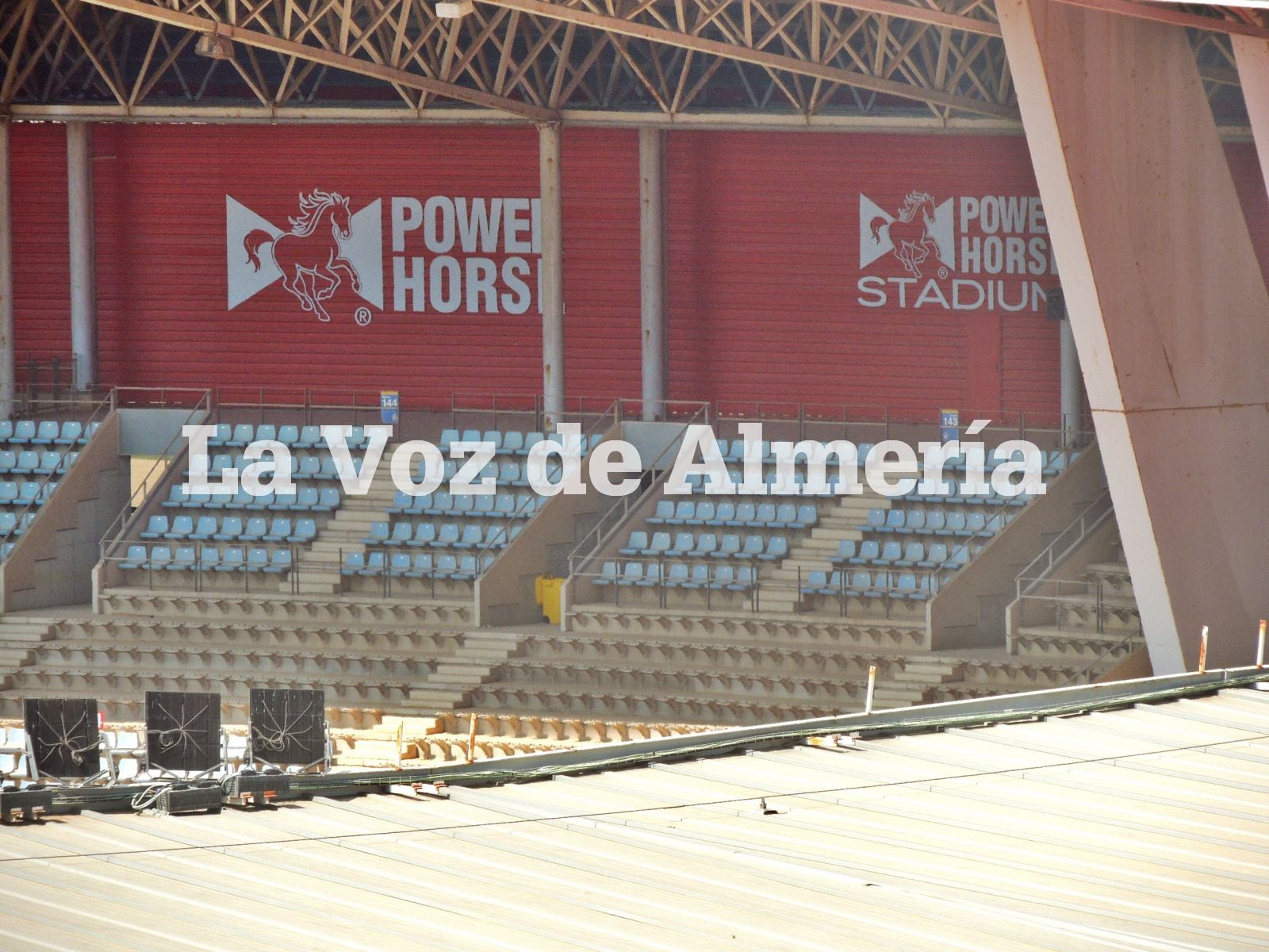 Zona del Fondo Norte del Estadio de los Juegos Mediterráneos donde se han retirado asientos azules.