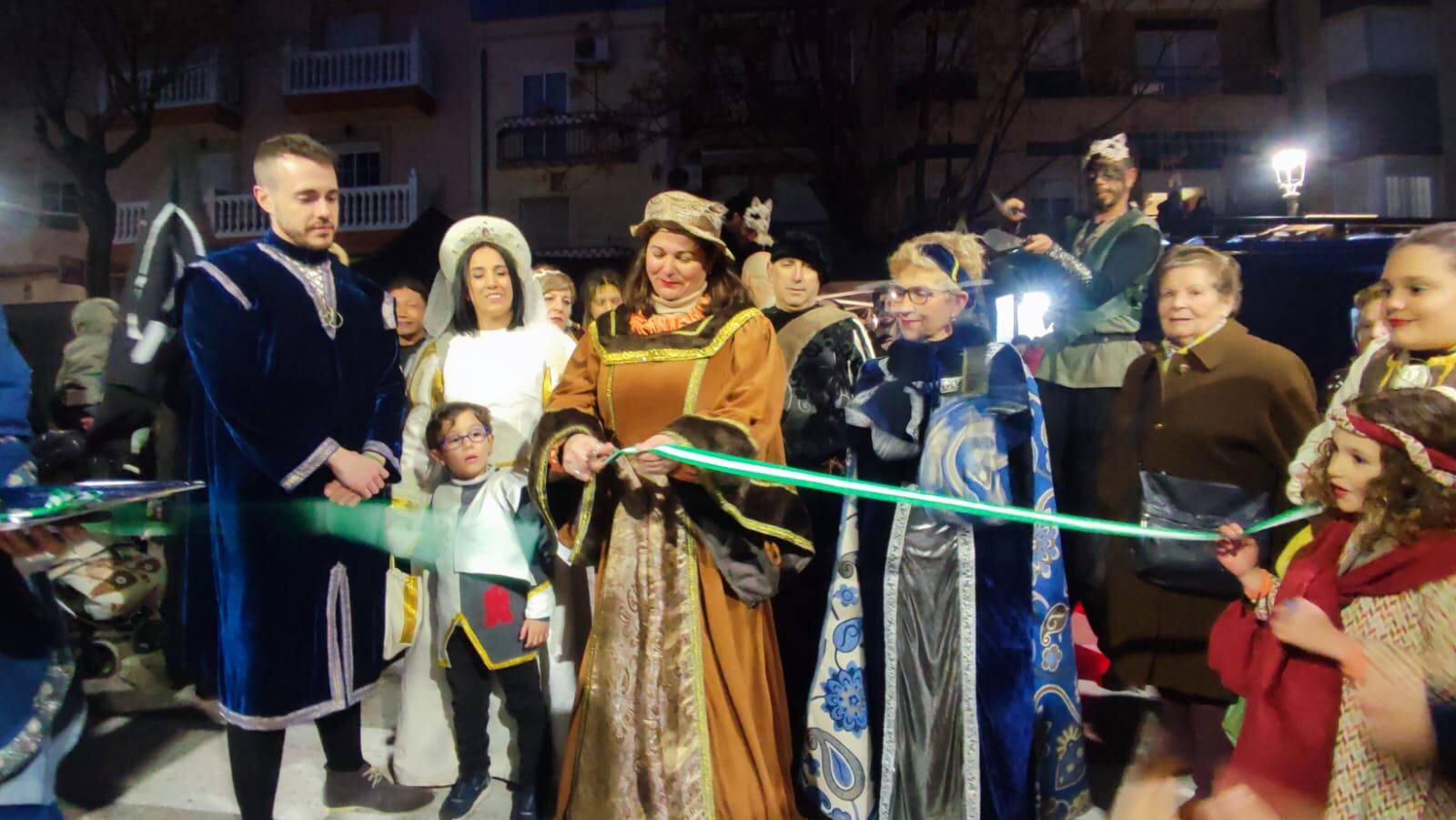 La alcaldesa de Jódar, M ª Teresa García, corta la cinta inaugural