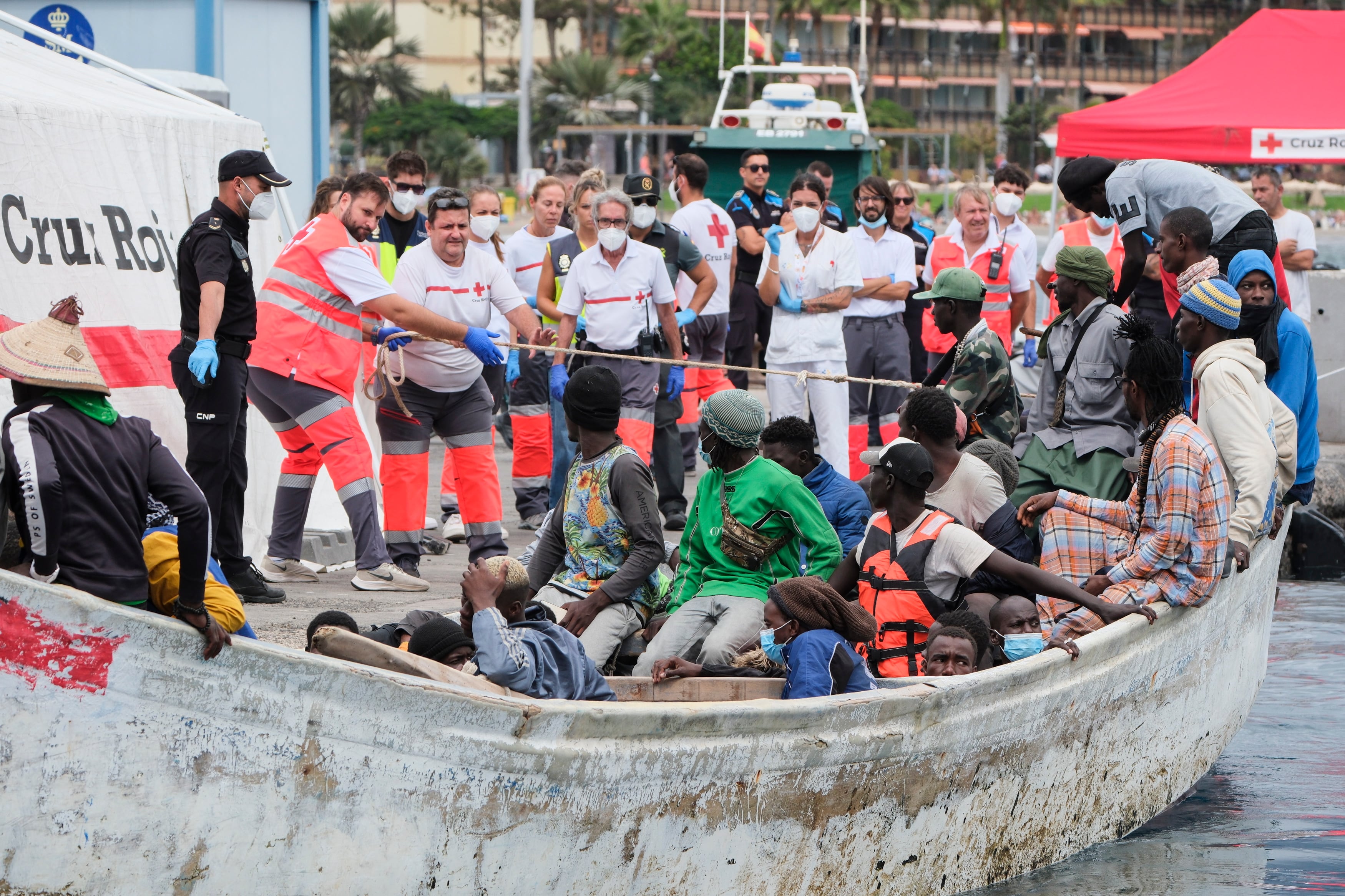 La Salvamar Alpheratz, de Salvamento Marítimo, ha acompañado a última hora de la mañana al puerto de Los Cristianos, en Tenerife, a un cayuco con unos 80 inmigrantes a bordo localizado al sur de la isla.