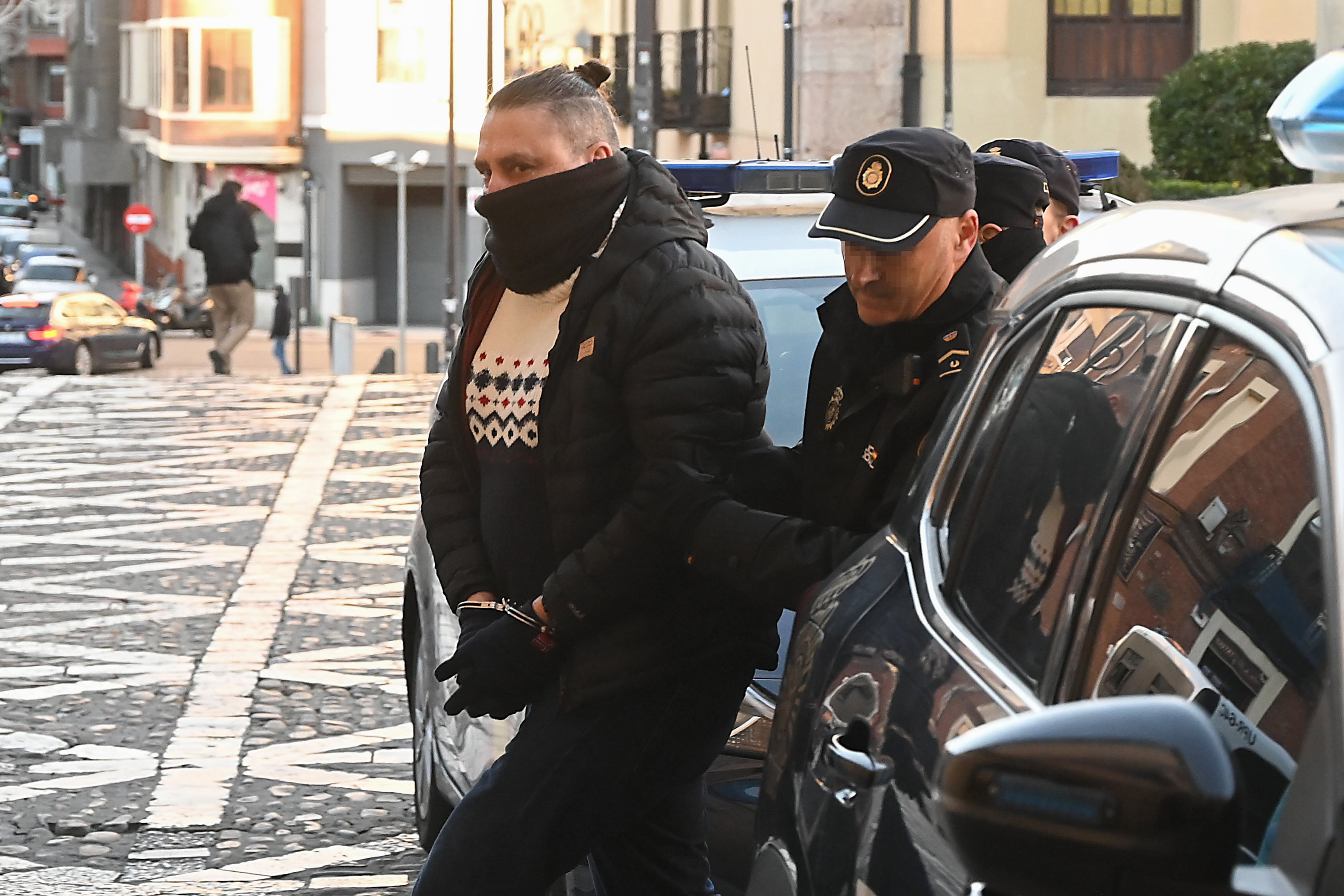 LEÓN (CASTILLA Y LEÓN), 13/01/2025.- Fotografía del acusado antes de comenzar el juicio del &quot;Crimen de Cembranos&quot;, por la muerte de una mujer este lunes, en la Audiencia provincial de León. El juicio con jurado por el asesinato de una joven prostituta en una vivienda de la localidad leonesa de Cembranos en marzo de 2021 ha arrancado este lunes en la Audiencia Provincial de León con la intervención de la fiscal, que pide 20 años para cada uno de los dos acusados, un hombre y su expareja sentimental y compañera de trabajo de la fallecida. EFE/ J.Casares
