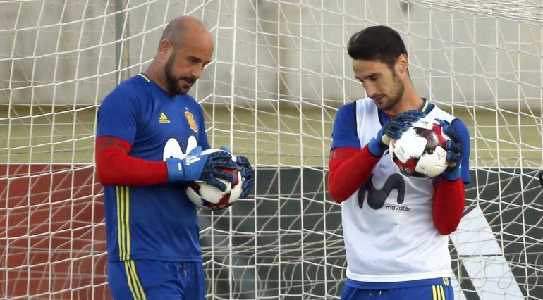 Los porteros de la selección española de fútbol Pepe Reina (izquierda), Sergio Rico (centro) y David de Gea (derecha).