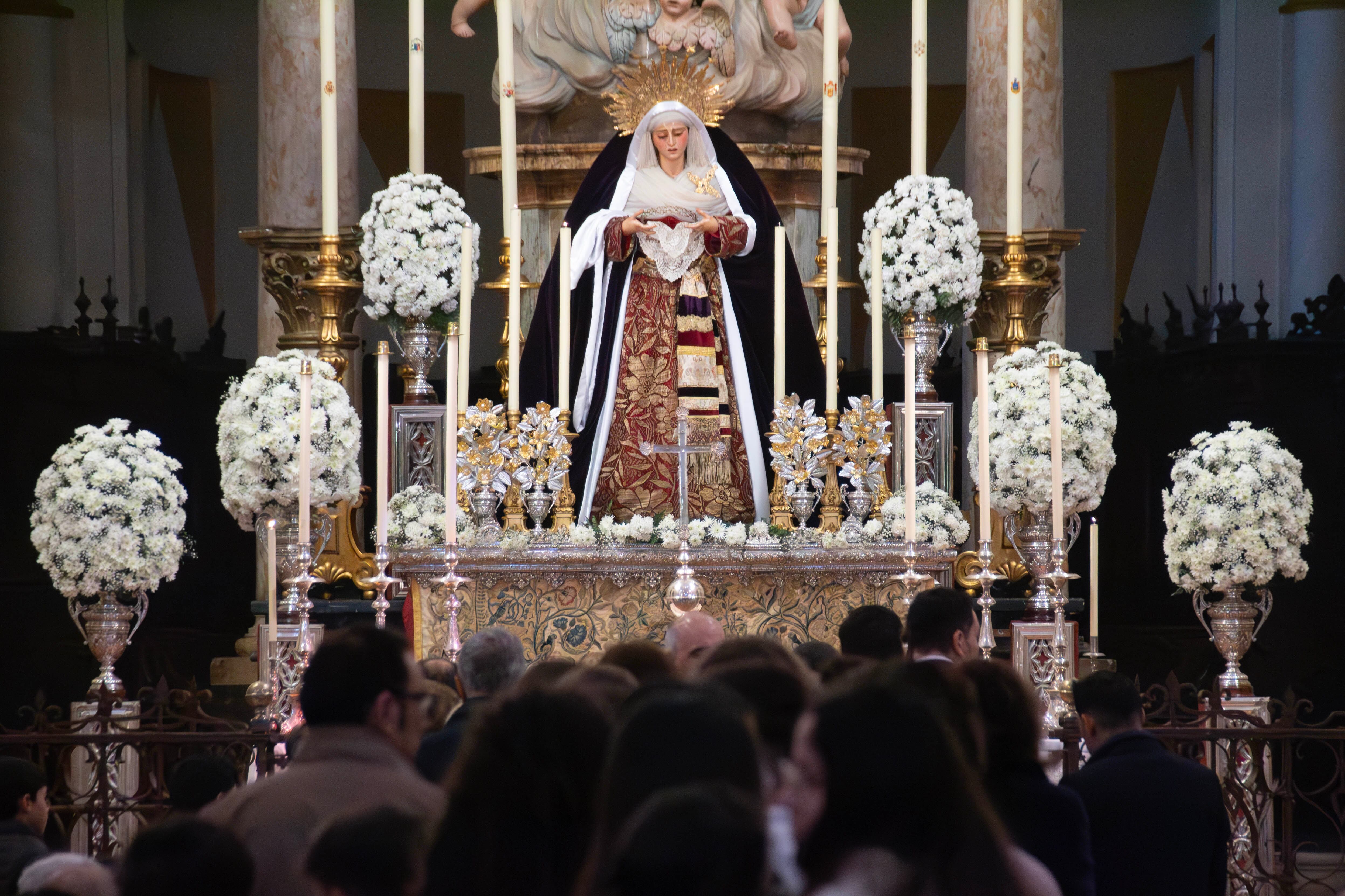Visita de los devotos a la Virgen de los Dolores