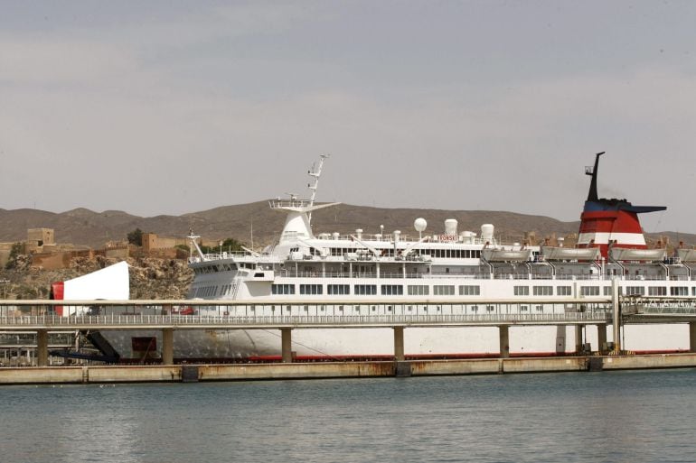 GRA229. ALMERÍA, 03/08/2015.- Imagen del puerto de Almería donde ayer atracó el Ferry que hacia la ruta Melilla - Almería en el que murio un inmigrante irregular cuando viajaba en el interior de una maleta. EFE/Carlos Barba