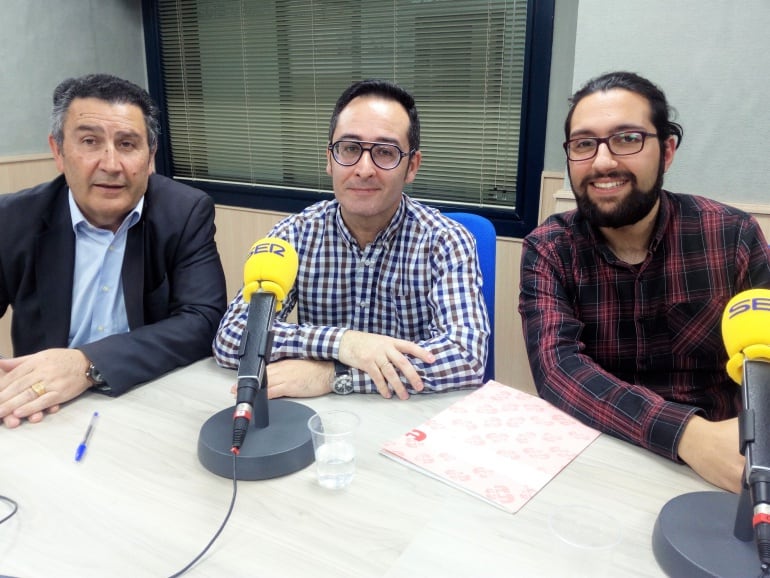 Amado Navalón, concejal de Patrimoni, Juan Carlos Márquez e Iván Hernándezc, coordinadores del proyecto, en Radio Elda