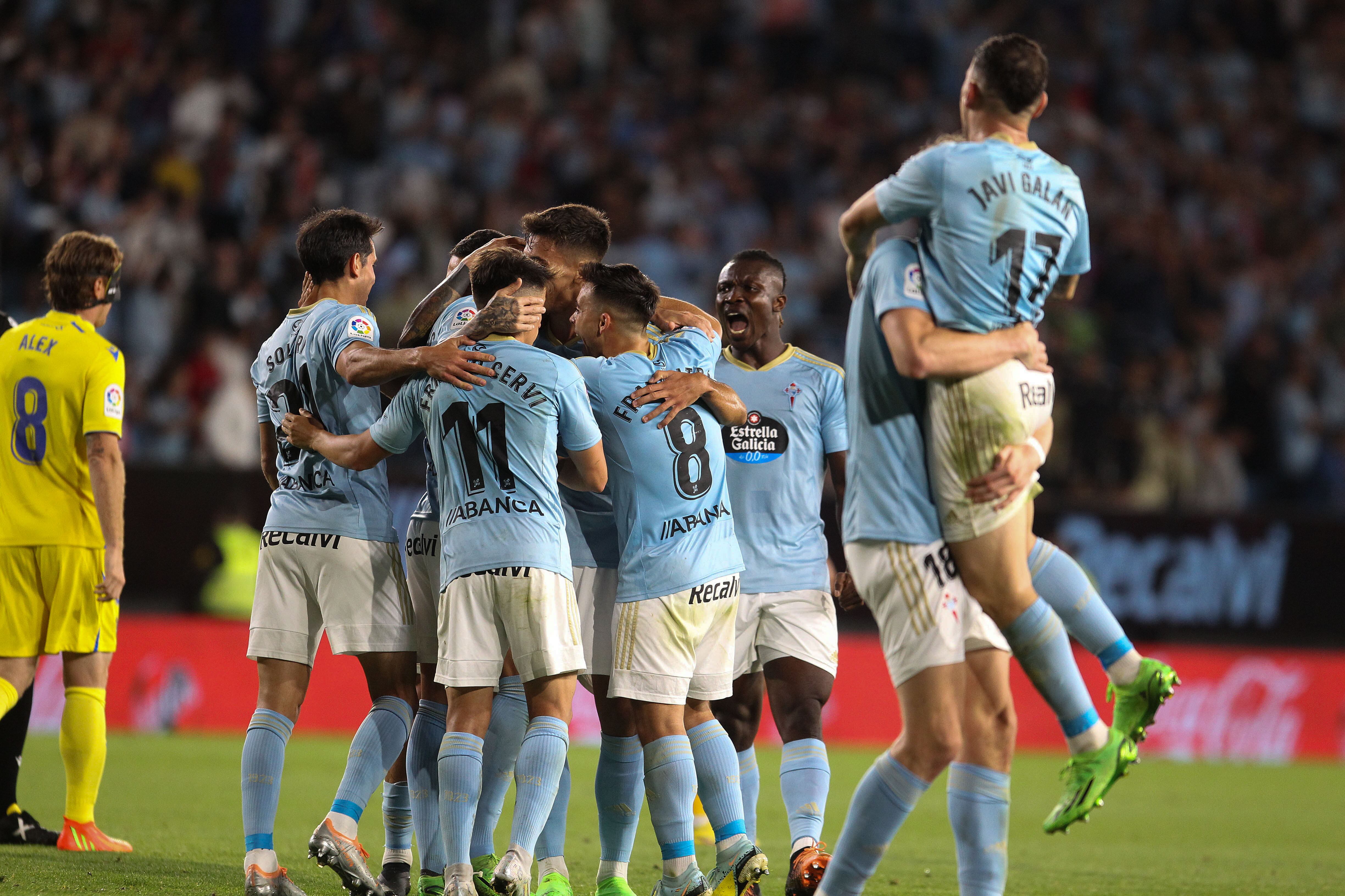 VIGO (PONTEVEDRA), 02/09/2022.- Los jugadores del Celta de Vigo celebran el segundo gol de Iago Aspas, tercero ante el Cádiz CF, en el partido de la cuarta jornada de LaLiga que se juega este viernes en el estadio de Balaídos, en Vigo. EFE/Salvador Sas
