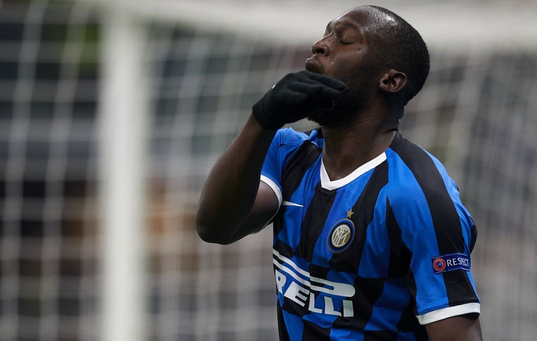 Romelu Lukaku lamenta una acción en el Inter-Barcelona