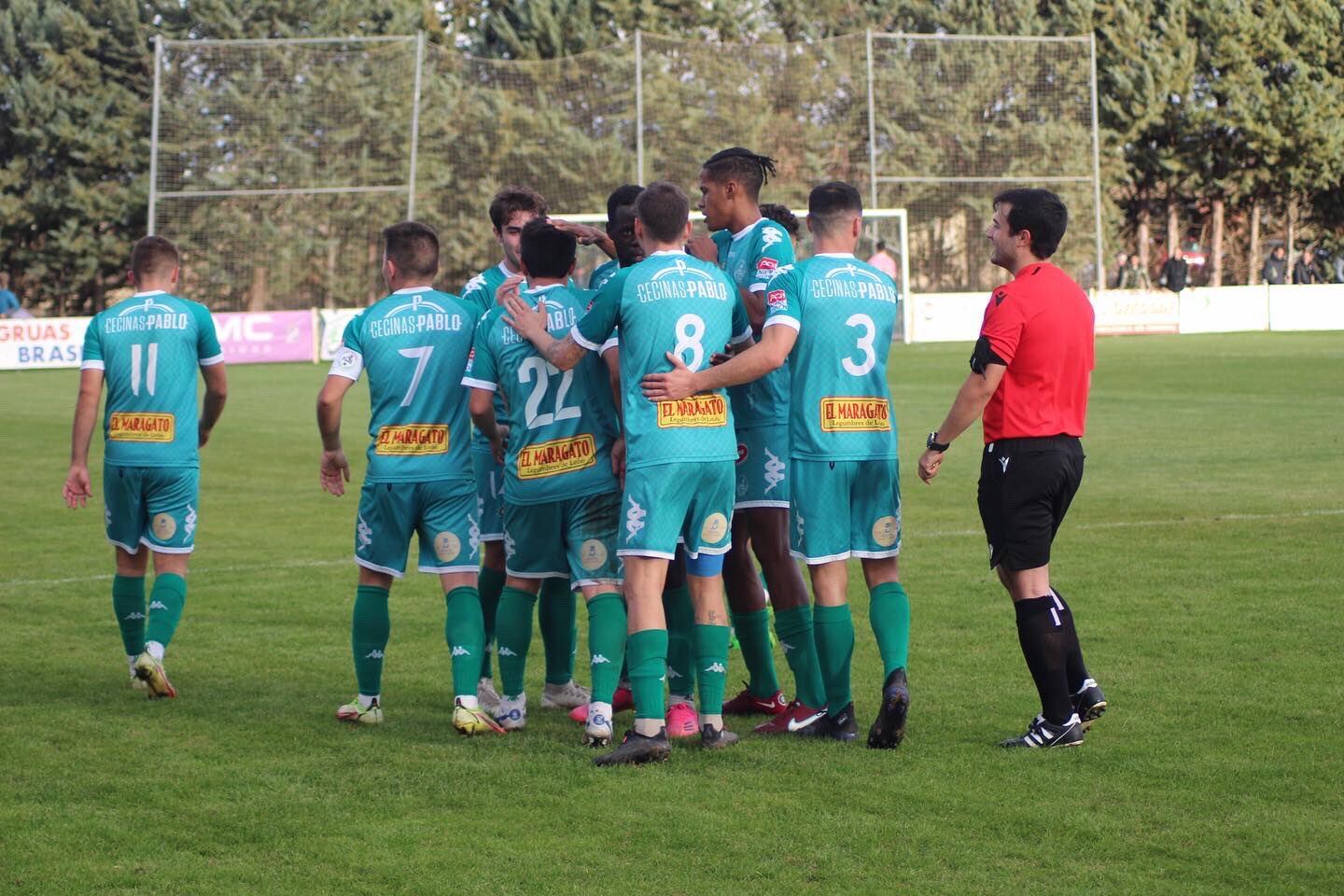 Los maragatos celebran uno de los goles en el último partido ante el Becerril