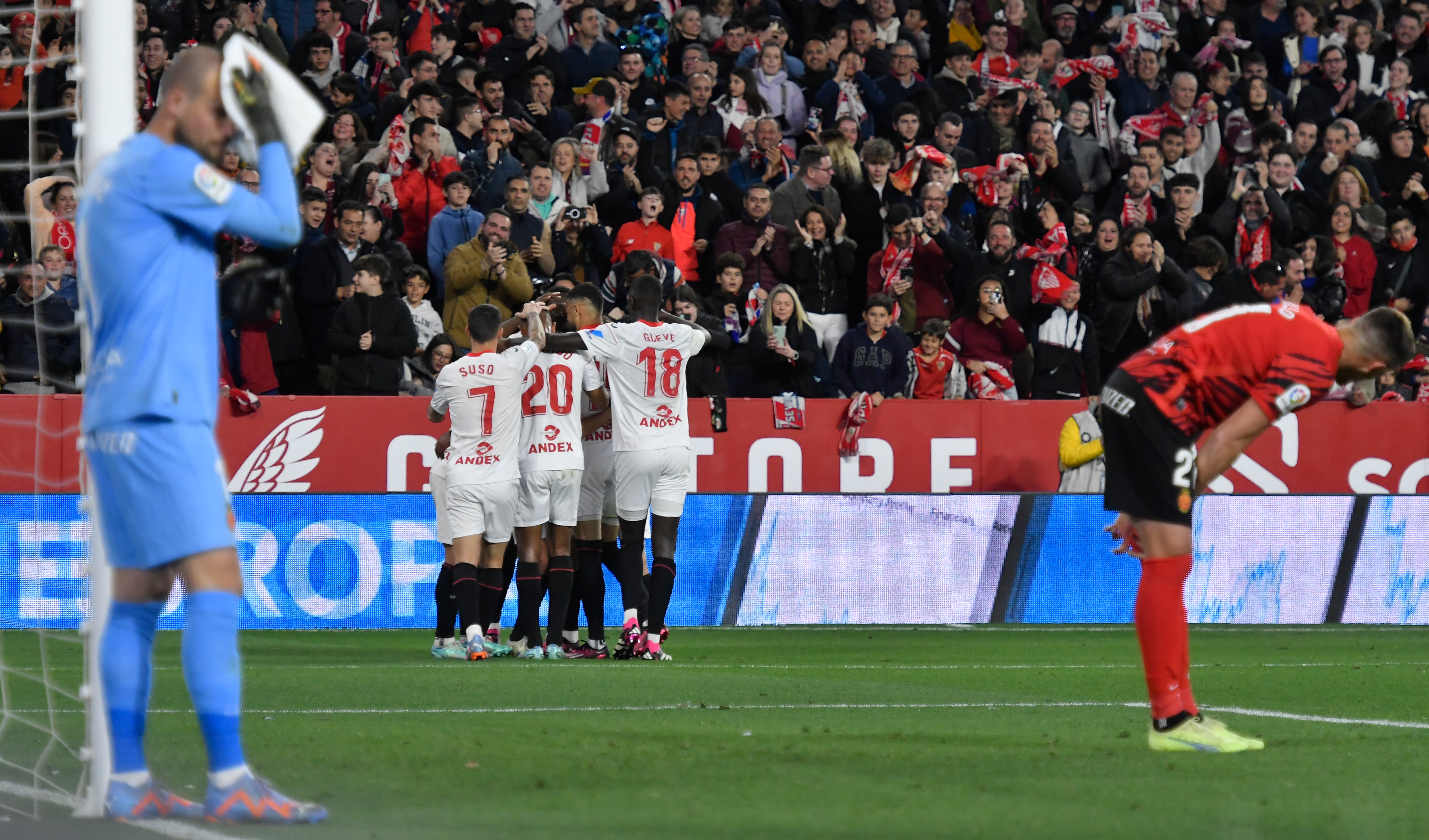 SEVILLA. 11/02/2023.- Los jugadores del Sevilla celebran el segundo gol del equipo sevillista durante el encuentro correspondiente a la jornada 21 de la Liga Santander que disputan hoy sábado frente al Mallorca en el estadio Ramón Sánchez Pizjúan de Sevilla. EFE/ Raúl Caro.