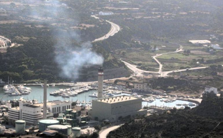 Los gases que expulsa la planta térmica de Maó son un problema.