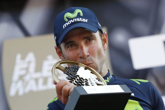 El ciclista español Alejandro Valverde del Movistar con el trofeo de ganador