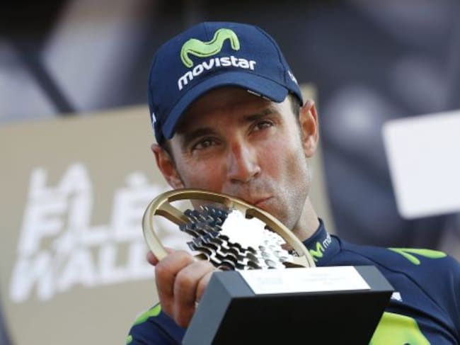 El ciclista español Alejandro Valverde del Movistar con el trofeo de ganador