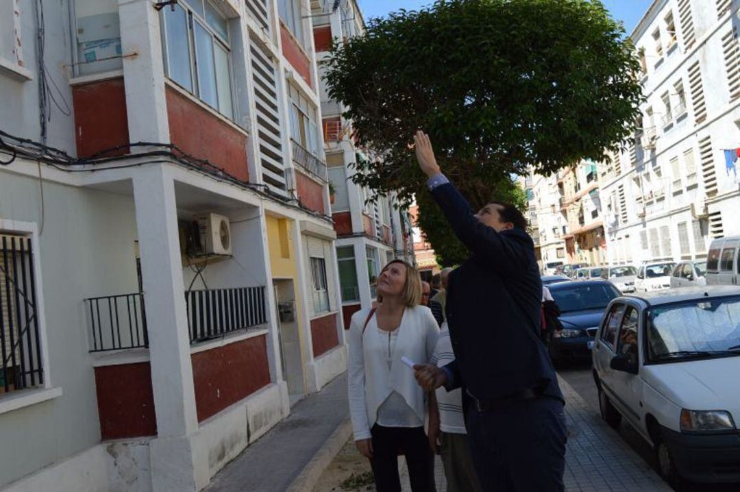 La entonces Consellera de Vivienda en una visita junto al Alcalde