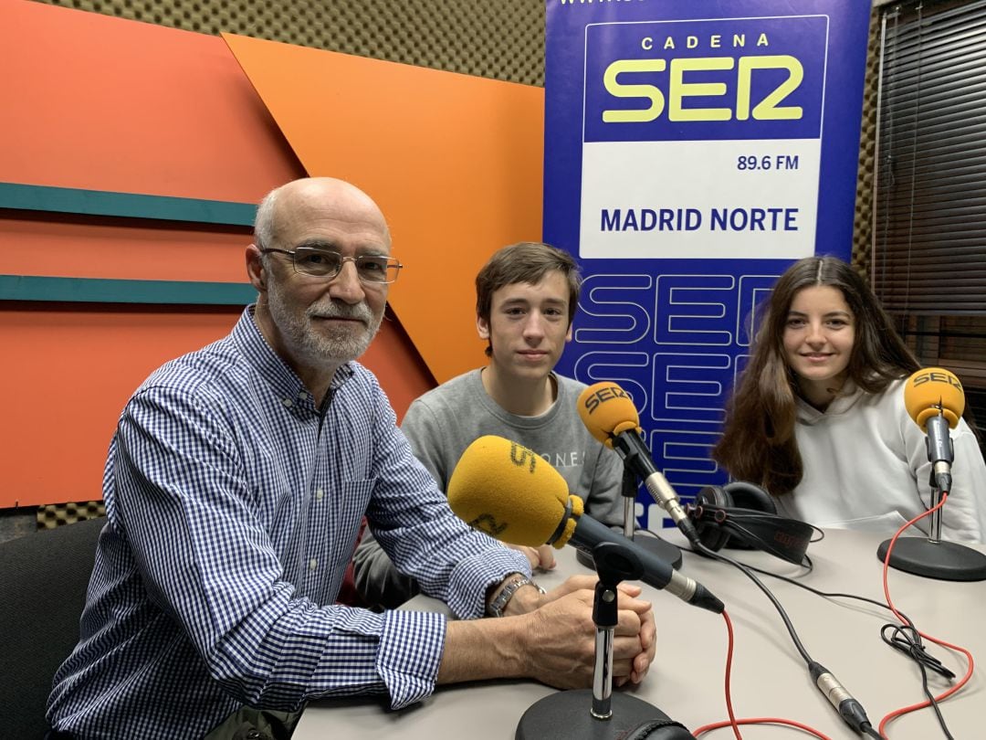 Marco Antonio García, coordinador y profesor, y con Celia Esteban y David Aguilar, alumnos del IES Rosa Chacel