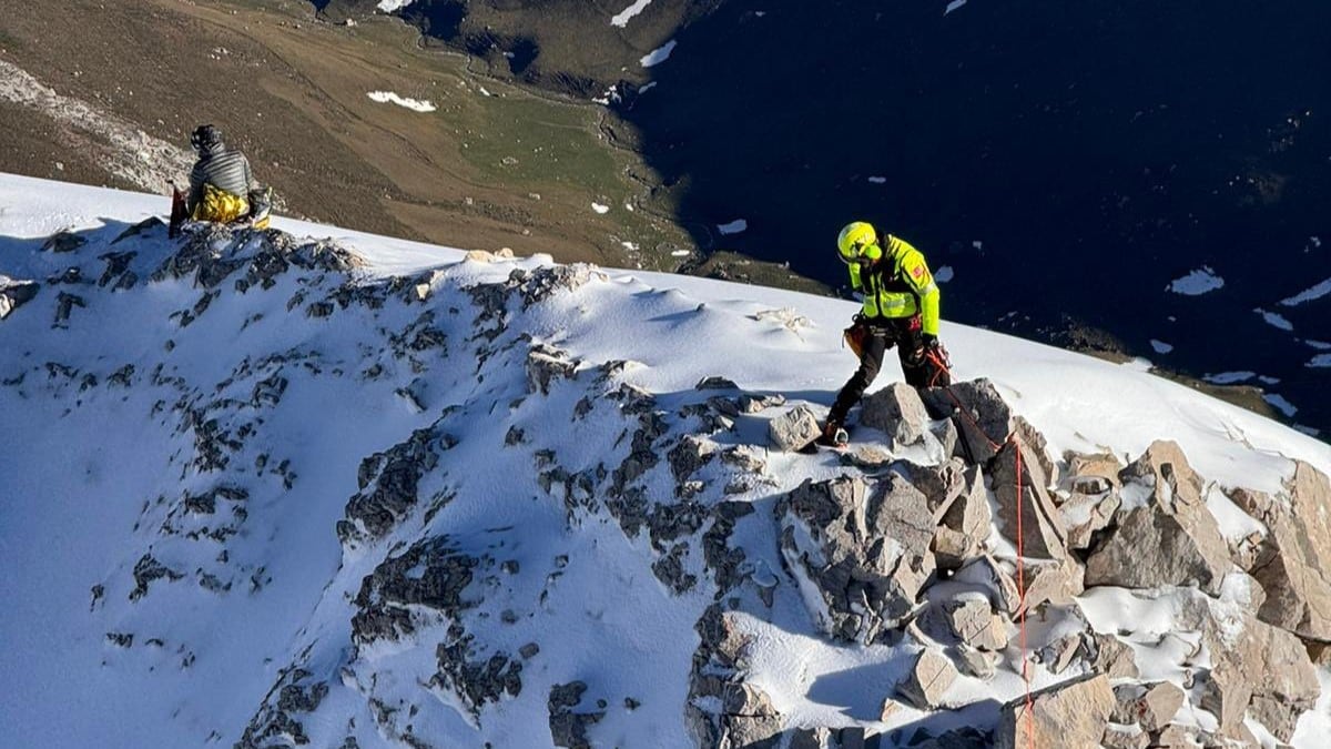 Efectivos del 112 Cantabria movilizados en el helicóptero del Gobierno de Cantabria han realizado el rescate en Picos de Europa.