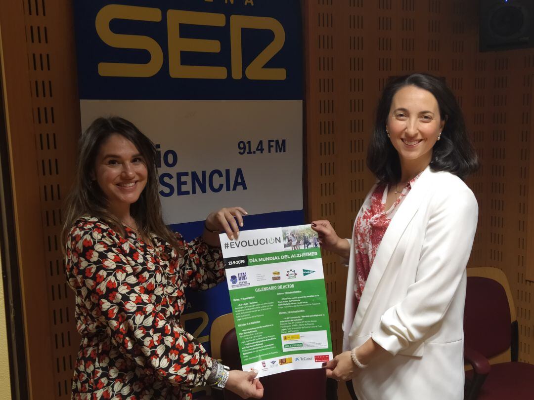 María Climent (izq) y Cristina Martín en los estudios de SER Norte de Extremadura