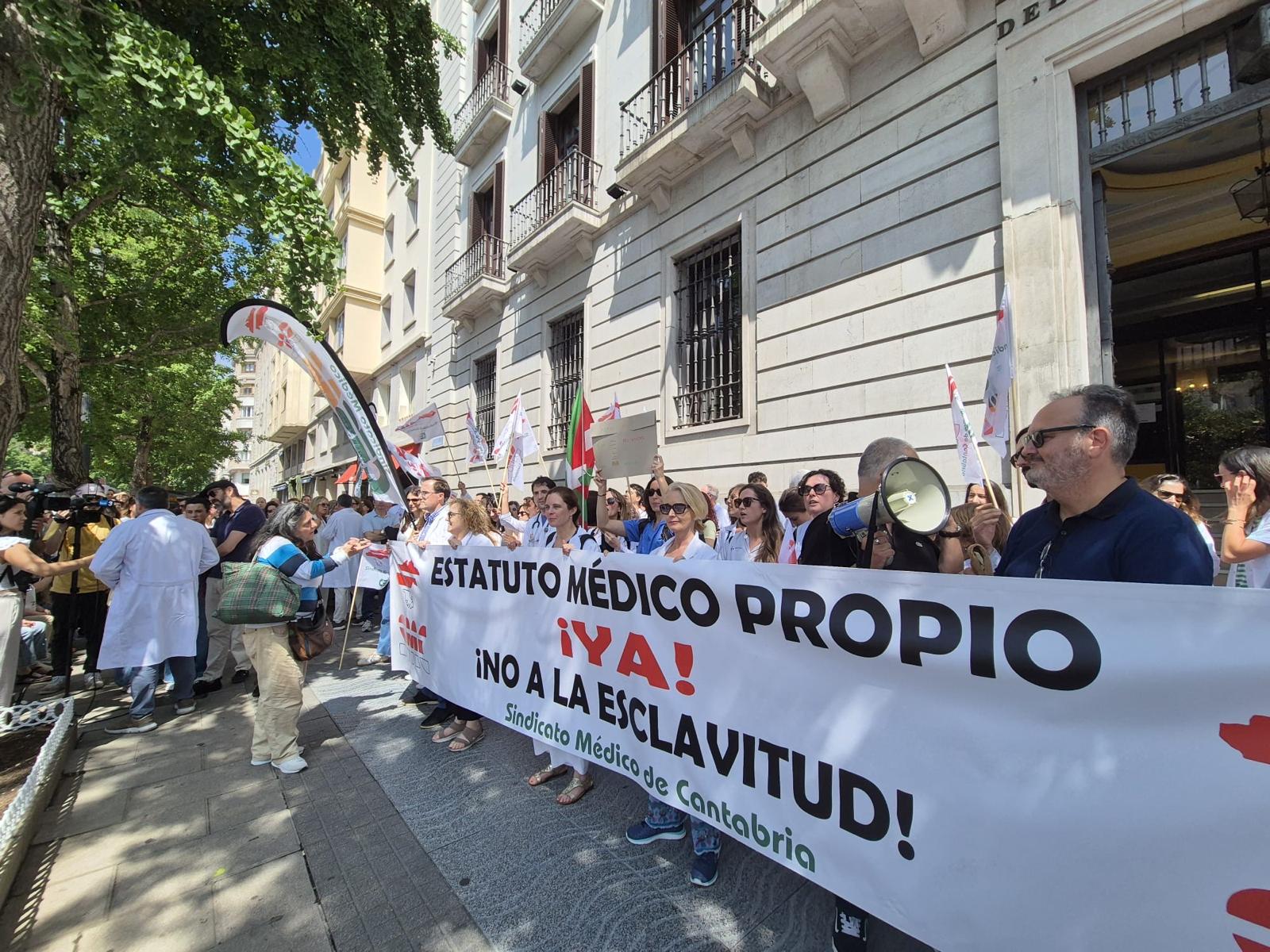 La huelga médica tiene un seguimiento &quot;masivo&quot; en Cantabria, según el Sindicato Médico