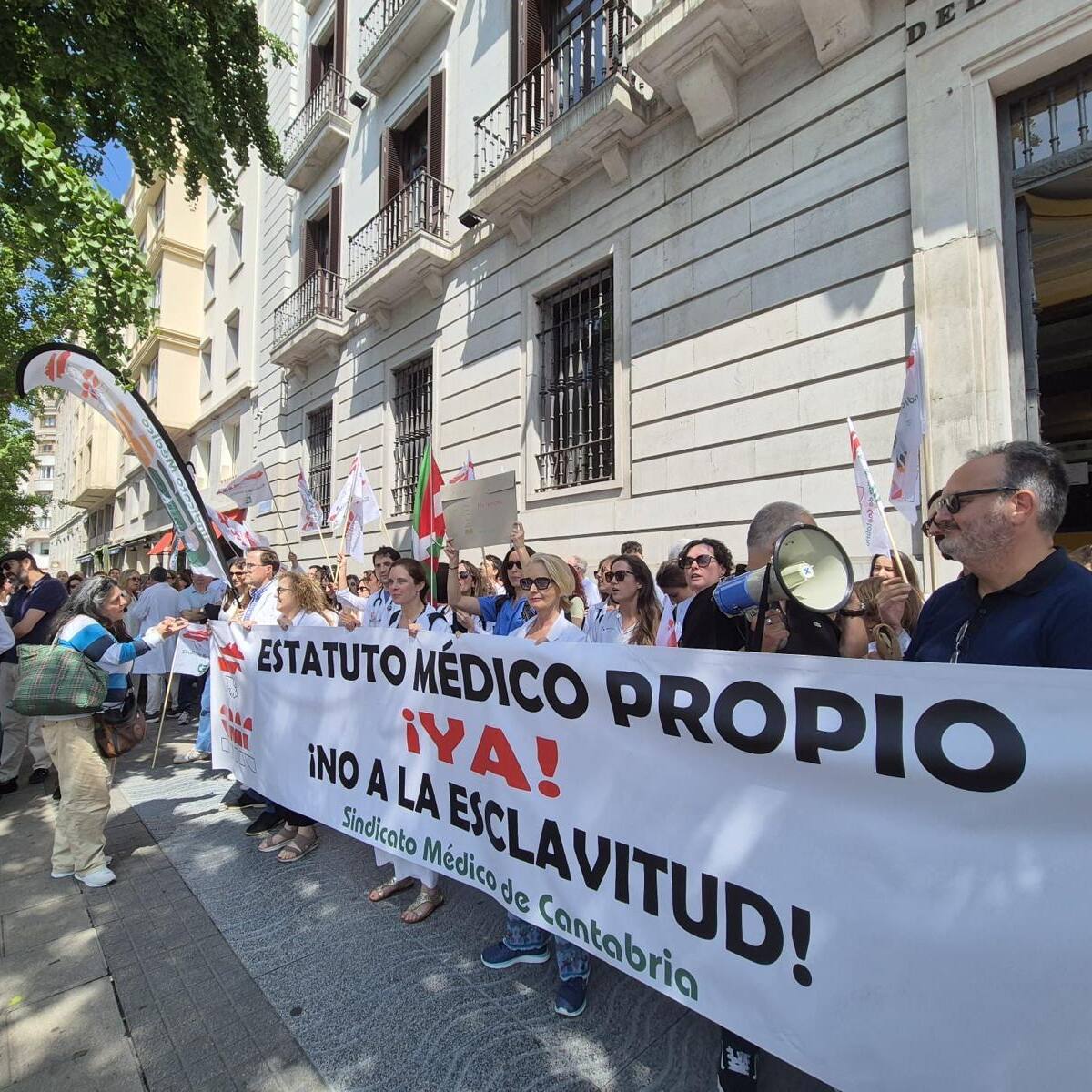 La segunda jornada de la huelga de médicos cierra 23 quirófanos en el hospital Valdecilla
