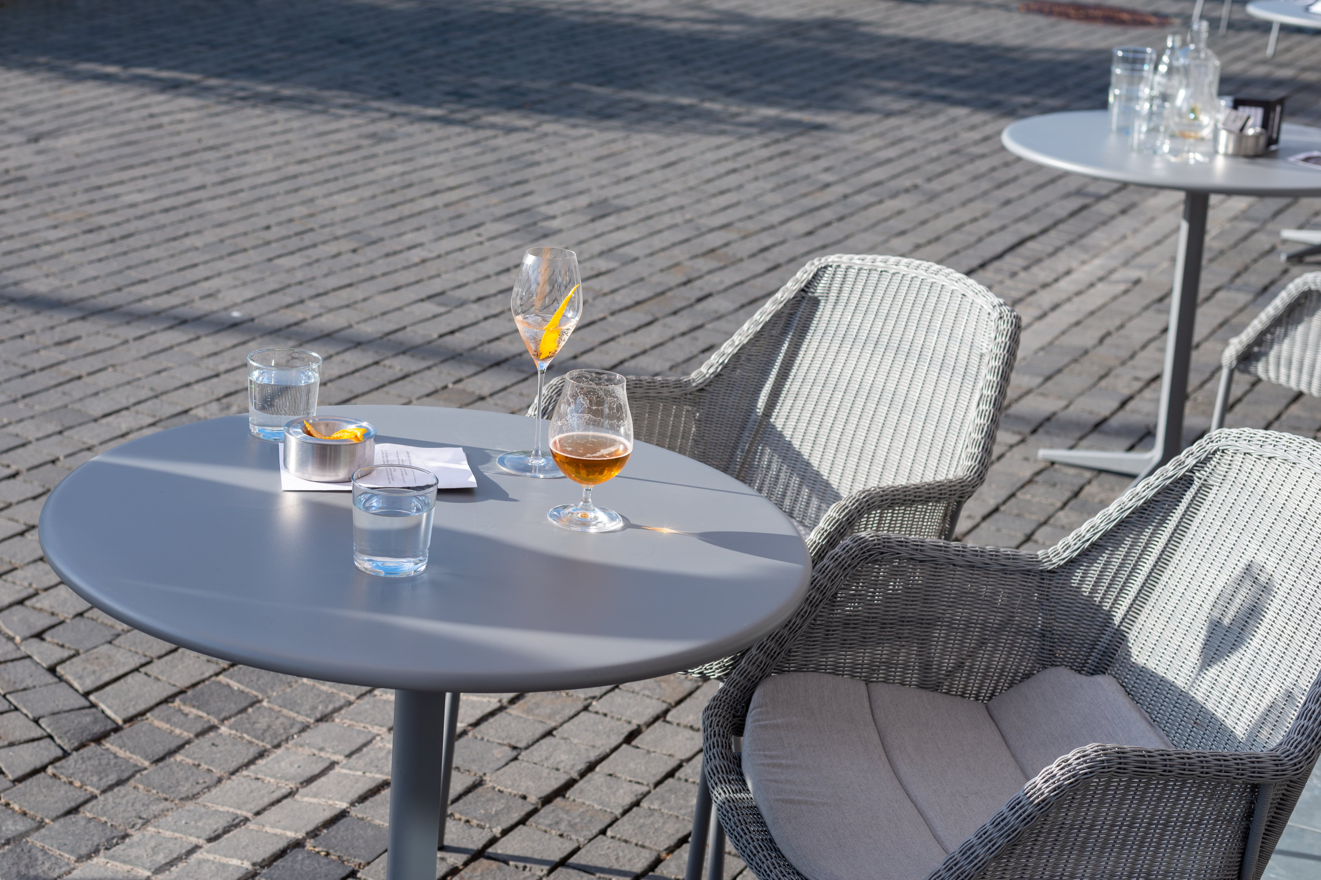 Mesa sucia de una terraza de un bar.