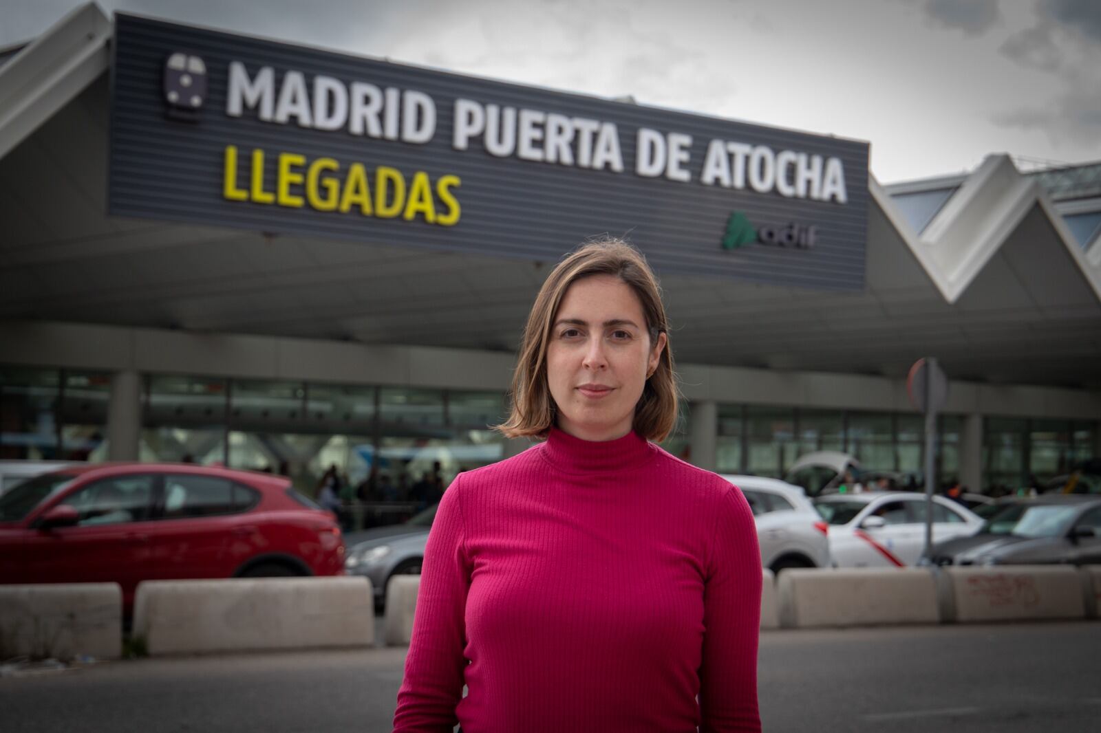 Esther Diéz junto a la estación de ADIF en Elche