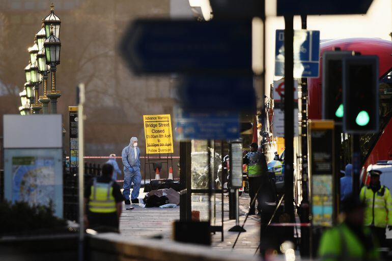 FOTOGALERÍA | Expertos forenses analiza pruebas en el puente de Westminster.