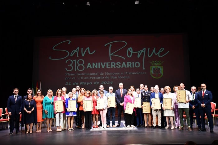 Foto de familia en el Juan Luis Galiardo