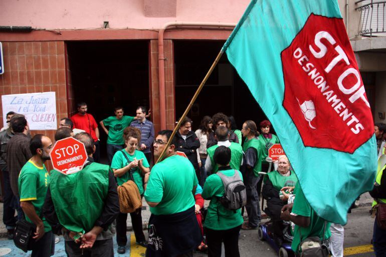 Membres de la PAH protesten contra un desnonament 