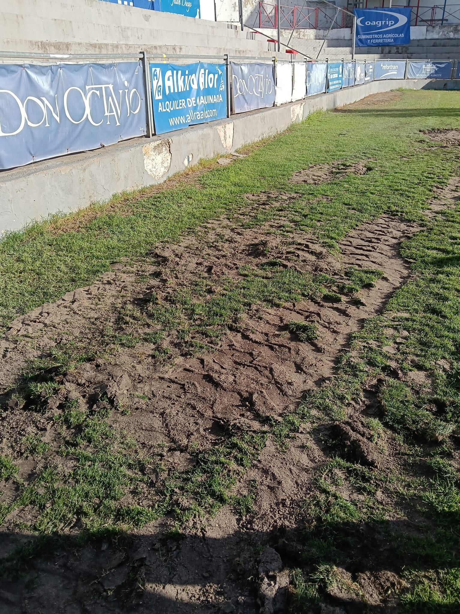 Estado del terreno de juego del estadio Virgen de la Caridad