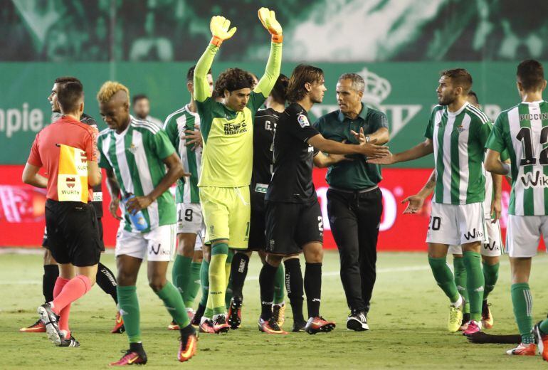 Jugadores del Betis y del Granada, discuten tras una jugada durante el encuentro correspondiente a la cuarta jornada de primera división, que han disputado esta noche en el estadio Benito Villamarín de Sevilla. 