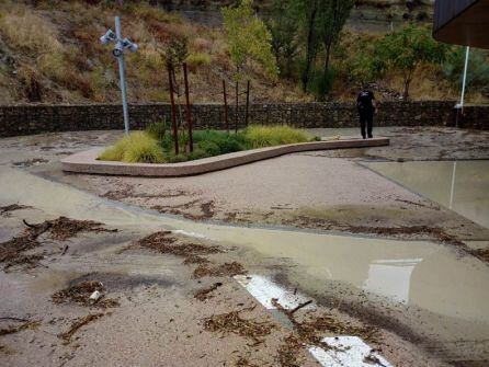 El lodo arrastrado anegó tambien la zona del aparcamiento