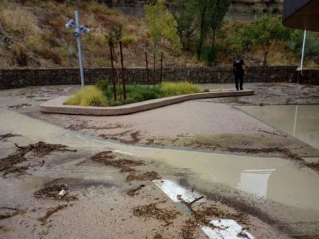 El lodo arrastrado anegó tambien la zona del aparcamiento