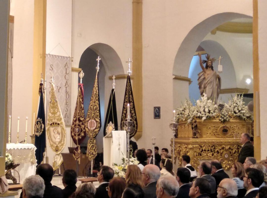 Celebración de la "Pontifical" tras la procesión del Resucitado en Algeciras