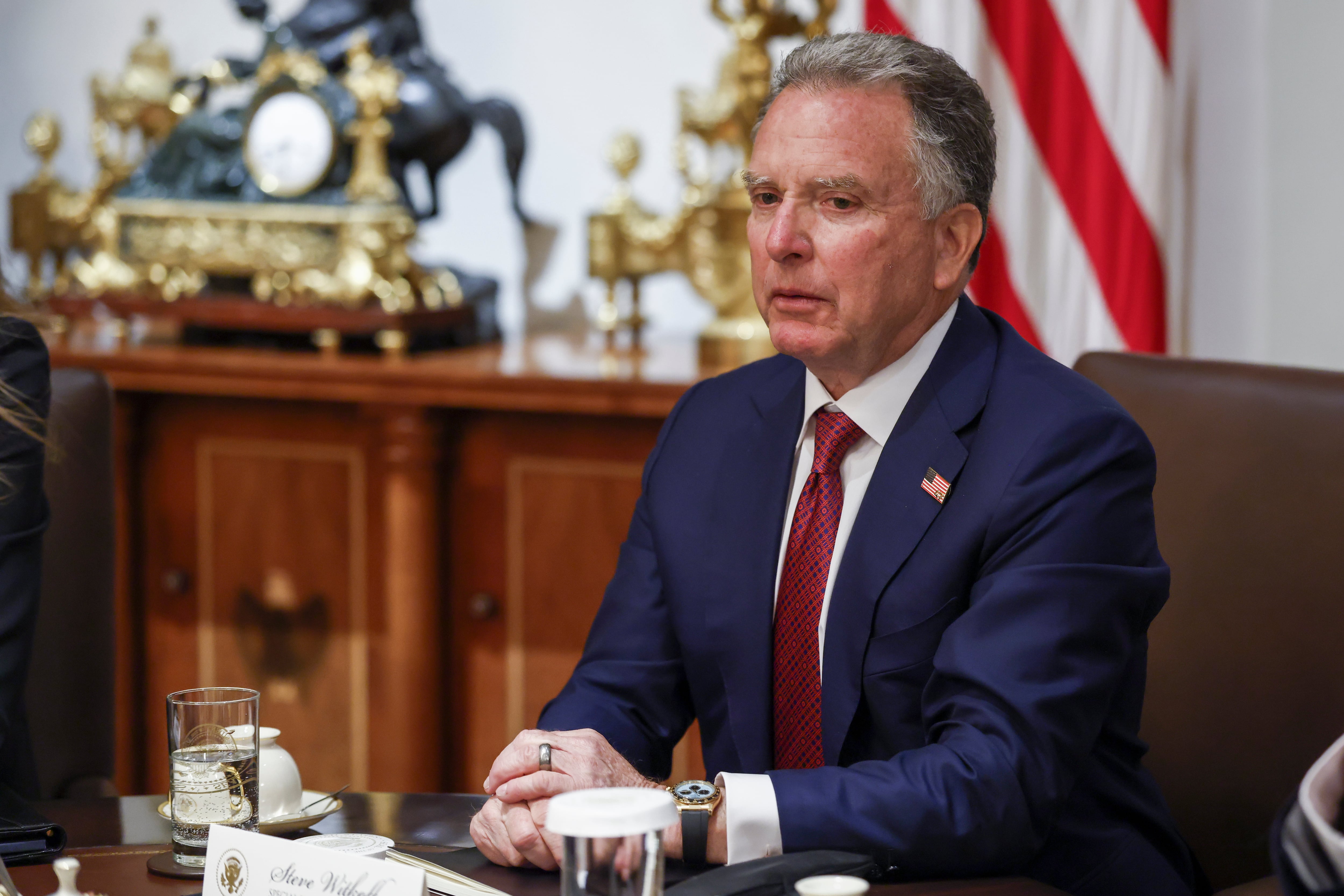 El enviado especial de Estados Unidos para misiones de paz, Steve Witkoff, observa durante una reunión del Consejo de Ministros convocada por el presidente Trump en la Sala del Consejo de Ministros de la Casa Blanca, en Washington, D. C. (EE. UU.), el 26 de marzo de 2026. 